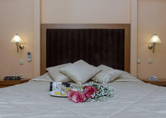 Hotel Tolo מלון 3*