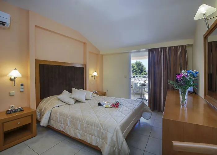 מלון Hotel Tolo 3*