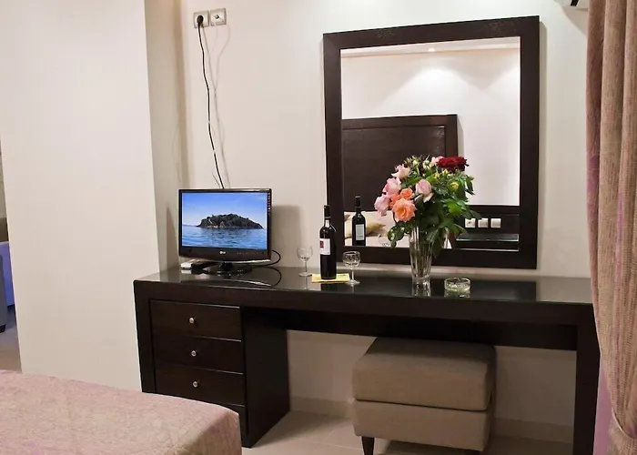 מלון Hotel Tolo 3*