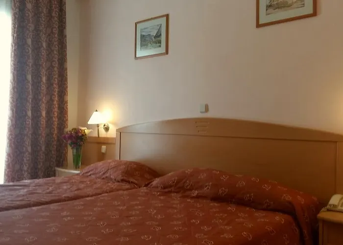 מלון Hotel Tolo 3*