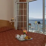 Hotel Tolo ホテル 3*