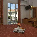 酒店 托隆酒店 3*