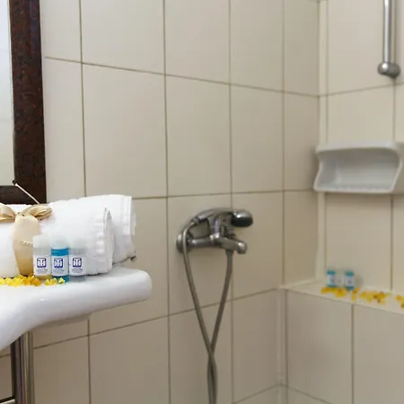 فندق Hotel Tolo تولو